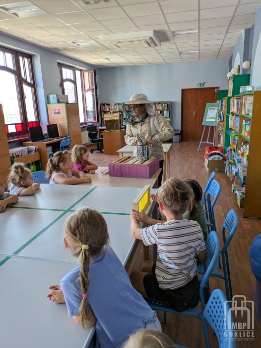 Biblioteka Gorlice, Lato z Biblioteką Prelegentka pokazuje sprzęty pszczelarskie